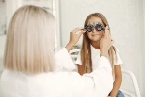 Ce factori de risc grăbesc miopia, ce tratament se prescrie și cât de des se monitorizează. Ghid clinic pe vârste cu cifre de progresie
